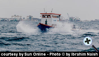 courtesy Dun Online - A boat makes its way through rough seas (Photo by Ibrahim Naish)